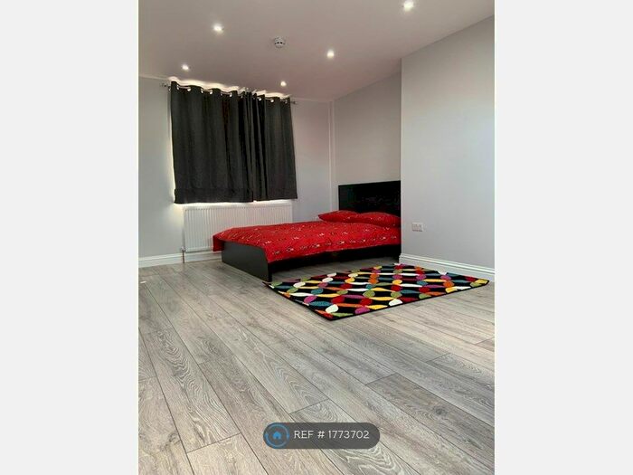 Studio To Rent In St. Leonards Gardens, Hounslow, TW5