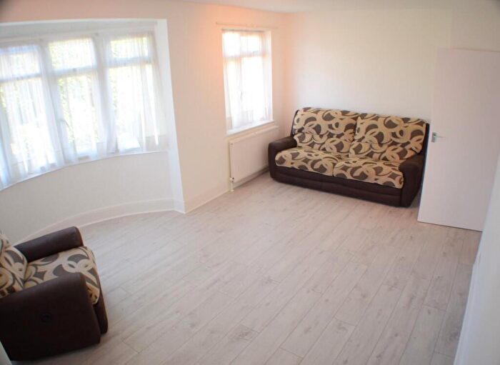 2 Bedroom Flat To Rent In Deepdene Court, London, N21