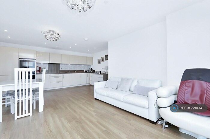 3 Bedroom Flat To Rent In Marner Point, London, E3