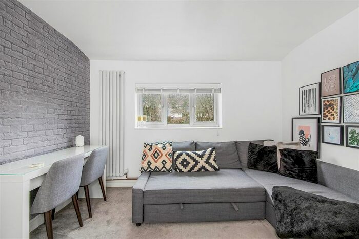 1 Bedroom Flat To Rent In Croydon Road, Caterham, CR3