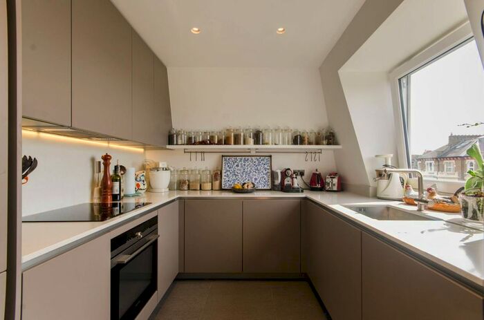 3 Bedroom Flat To Rent In Crescent Road, Raynes Park, SW20