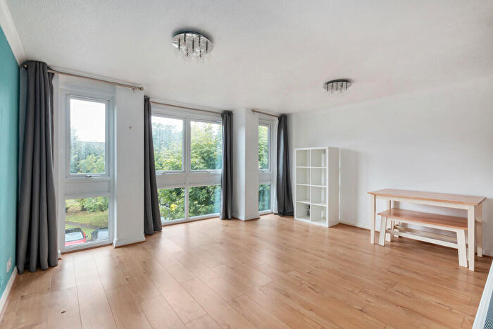 1 Bedroom Apartment To Rent In Lovelace Gardens, Surbiton, KT6
