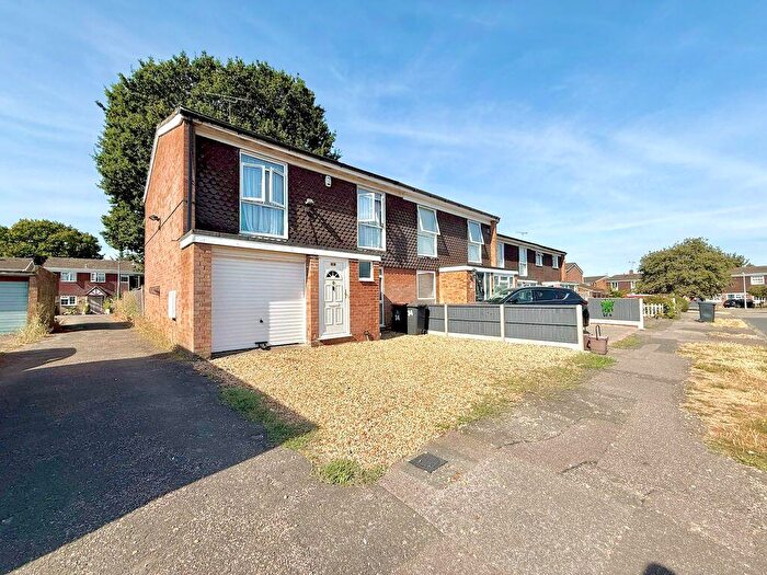 3 Bedroom Semi-Detached House For Sale In St. Andrews Close, Luton, LU1