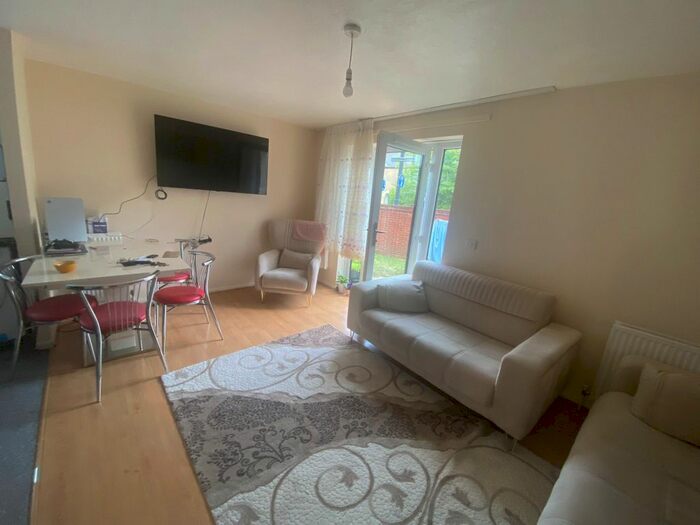 2 Bedroom Flat To Rent In Theobalds Lane, Waltham Cross, EN8