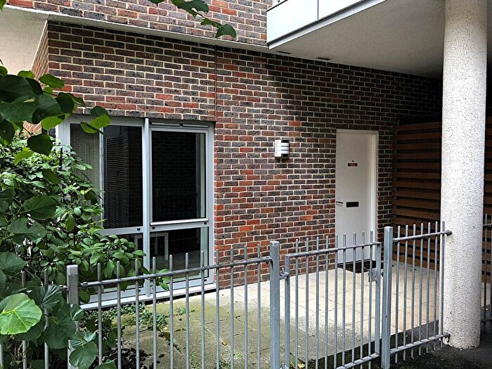 1 Bedroom Flat To Rent In Cross Street, Portsmouth, Hampshire, PO1