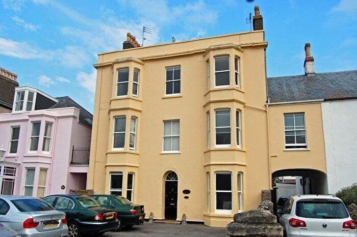 2 Bedroom Apartment To Rent In The Beach, Clevedon, Avon, BS21