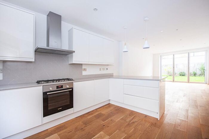 4 Bedroom Semi Detached House To Rent In Lime Grove New Malden, KT3