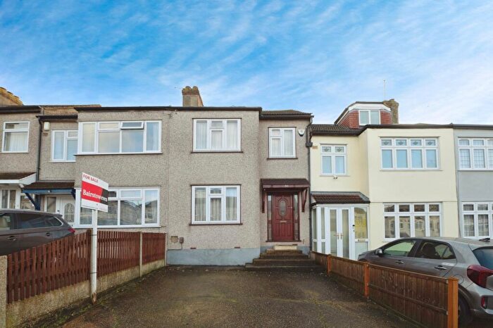 3 Bedroom Terraced House For Sale In Gelsthorpe Road, Romford, RM5
