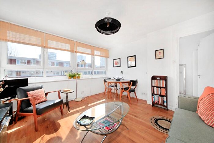 2 Bedroom Flat For Sale In Battersea Bridge Road, Battersea Park, SW11