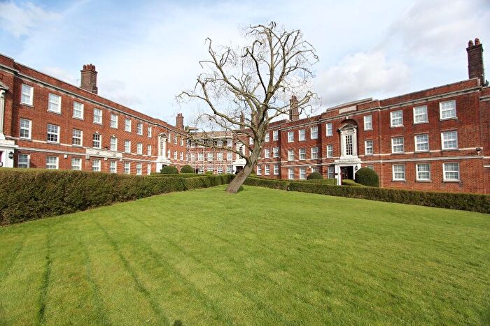 3 Bedroom Apartment To Rent In Bridge Lane, London, NW11