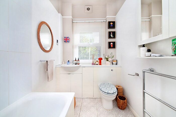 3 Bedroom Flat To Rent In Sheengate Mansions, Upper Richmond Road West, SW14