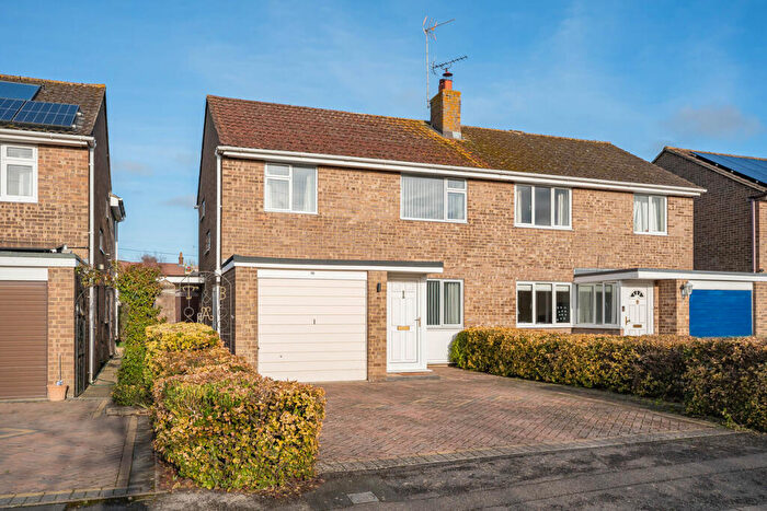 3 Bedroom Semi-Detached House For Sale In Meadow Close, Oxford, OX2