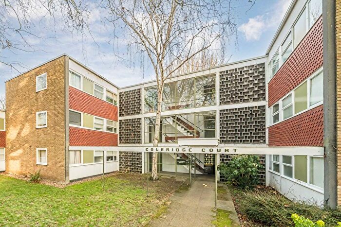 2 Bedroom Flat To Rent In Parkleys, Richmond, TW10