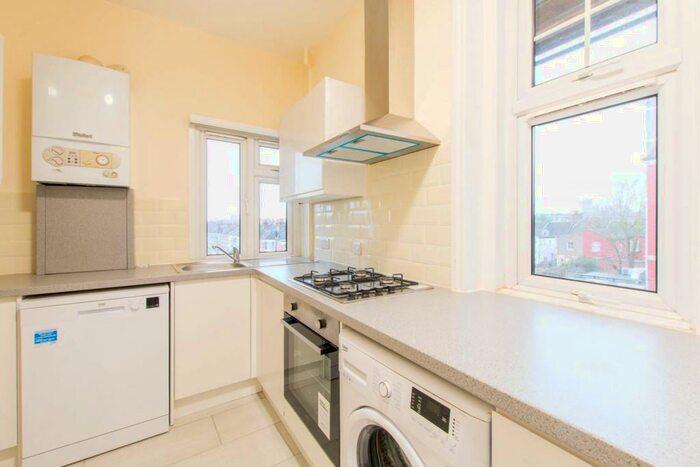 3 Bedroom Flat To Rent In Grand Parade, Harringay, London, N4