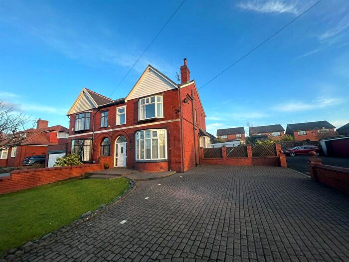 5 Bedroom Semi-Detached House To Rent In Ripponden Road, Oldham, OL4