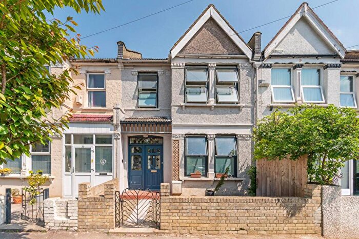 4 Bedroom Semi-Detached House To Rent In Southcote Road, Norwood, London, SE25