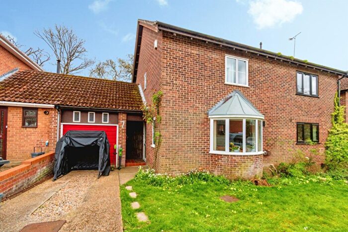 3 Bedroom Semi-Detached House For Sale In Tottehale Close, North Baddesley, Southampton, SO52