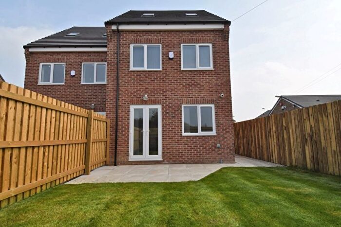 3 Bedroom Semi-Detached House To Rent In Grace Close, Kinsley, WF9