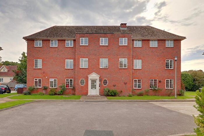3 Bedroom Flat For Sale In White Ladies Close, Havant, PO9