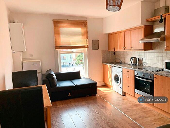 2 Bedroom Flat To Rent In Kingsland High Street, London, E8