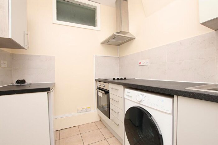 Flat To Rent In Newbridge Road, Bath, BA1