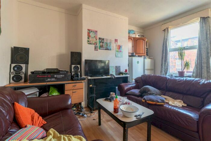 4 Bedroom House To Rent In Brudenell Mount, Hyde Park, Leeds, LS6