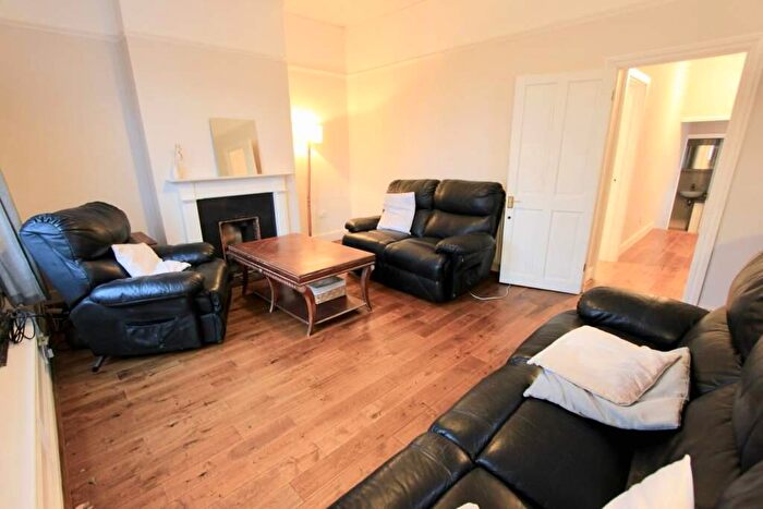 2 Bedroom Flat To Rent In Friern Barnet Road, London, N11