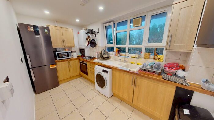 4 Bedroom Flat For Sale In Aldrington Road, London, SW16
