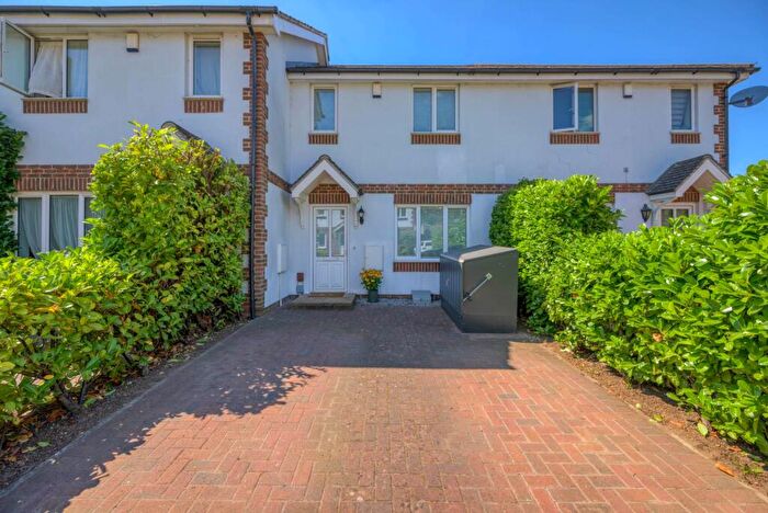3 Bedroom Terraced House For Sale In Sailcloth Close, Reading, RG1