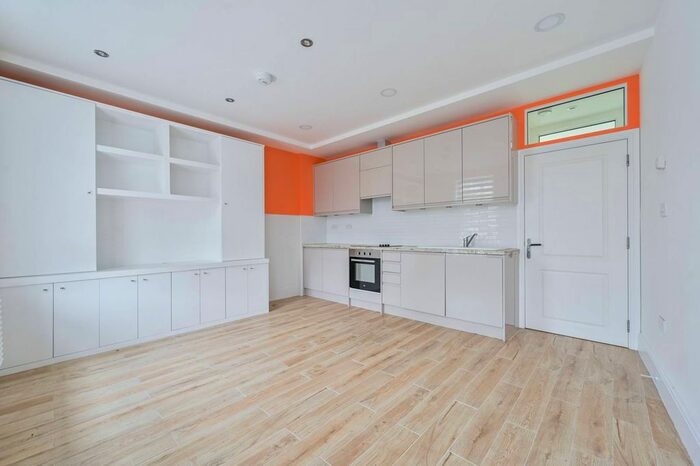 2 Bedroom Flat To Rent In Lewisham Way, Brockley, London, SE14
