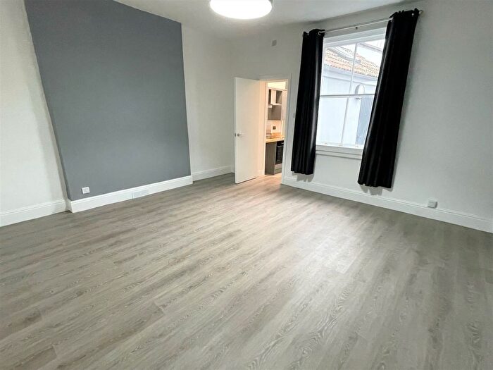 Studio To Rent In Upper High Street, Taunton, TA1