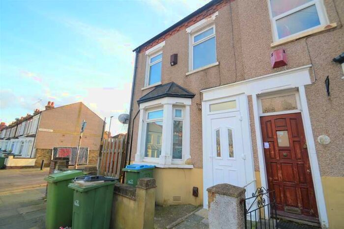 2 Bedroom End Of Terrace House To Rent In Alabama Street, London, SE18