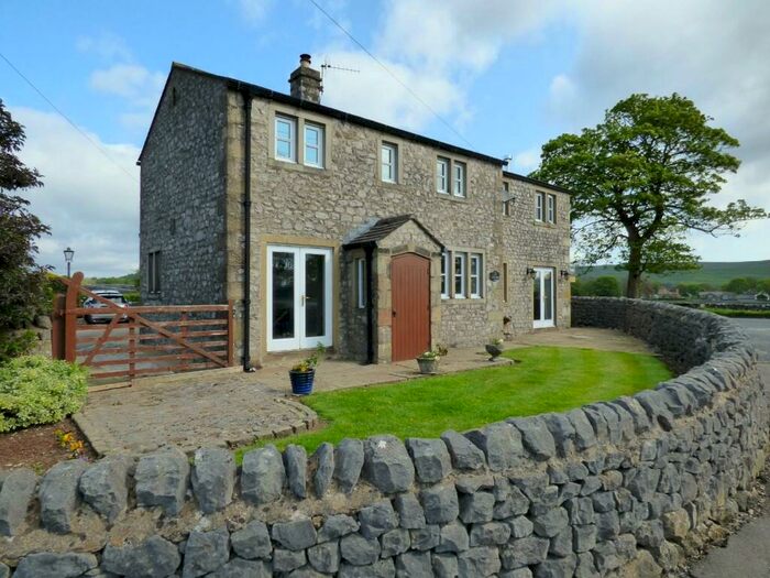 5 Bedroom Link Detached House For Sale In Little Cross Gate, Threshfield, Skipton, BD23