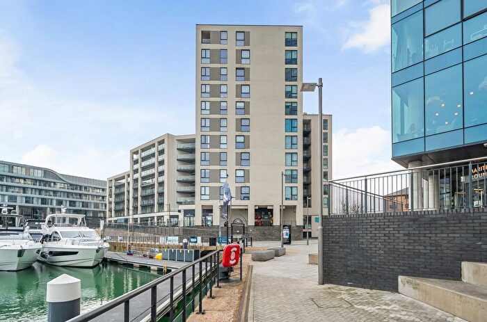 2 Bedroom Flat To Rent In Maritime Walk, Ocean Village, Southampton, Hampshire, SO14