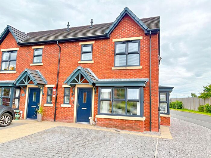 3 Bedroom Semi-Detached House For Sale In Hazelfield Gardens, Lowton, Warrington, WA3