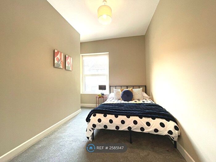 4 Bedroom Terraced House To Rent In Valley Road, Cleckheaton, BD19