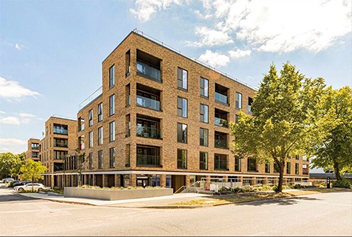 1 Bedroom Flat To Rent In Station Avenue, Station Avenue, Surrey, KT12