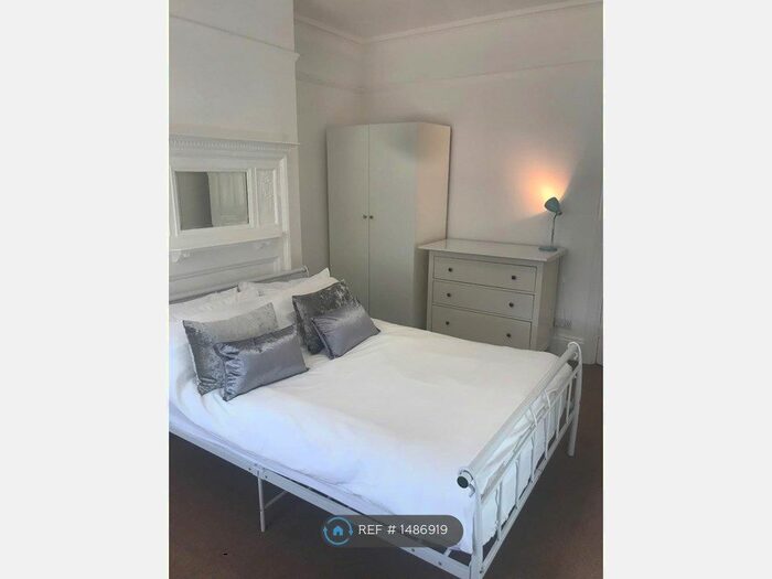 Studio To Rent In Yew Tree Road, Slough, SL1