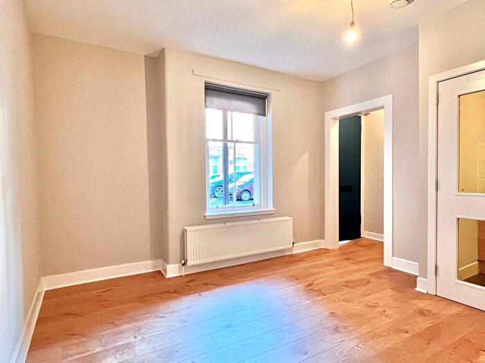 1 Bedroom Flat To Rent In Patriothall, Stockbridge, Edinburgh, EH3