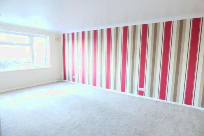 2 Bedroom Flat To Rent In - Stoke Road, Gosport, PO12