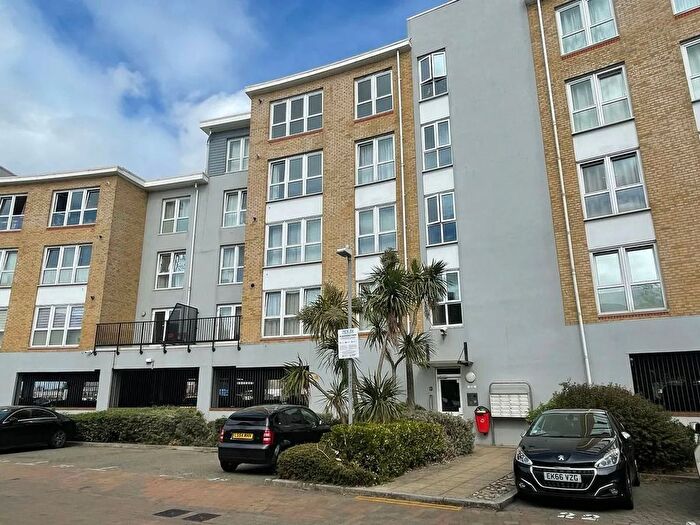 1 Bedroom Flat For Sale In Admirals Way, Gravesend, DA12