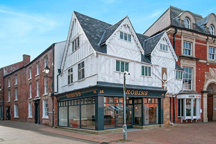2 Bedroom Flat For Sale In Tudor Yard, Banbury, OX16
