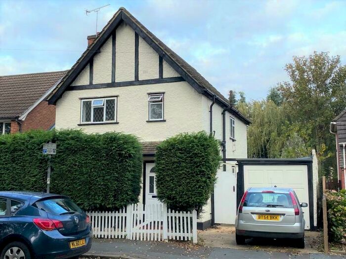3 Bedroom Detached House To Rent In West Byfleet, Surrey, KT14