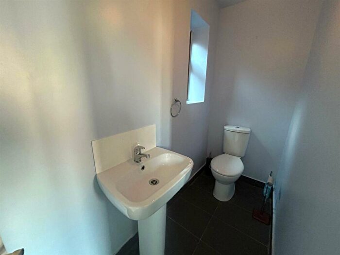 2 Bedroom End Of Terrace House To Rent In Incline Road, Oldham, OL8