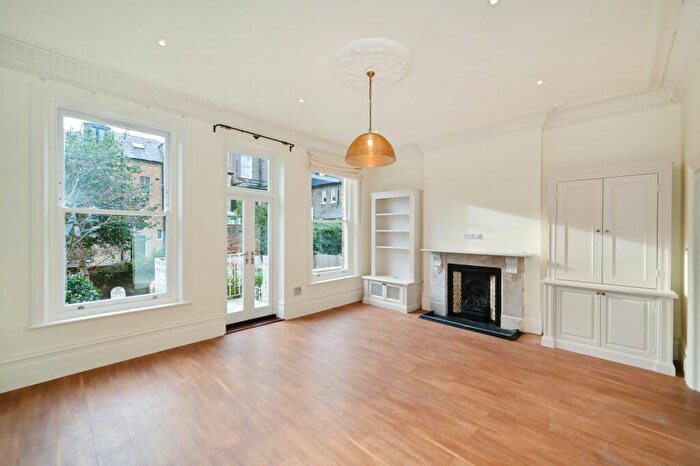 3 Bedroom Apartment To Rent In Carlingford Road, NW3