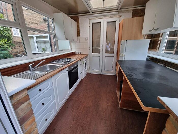 2 Bedroom Flat To Rent In Mercers Road, London, N19