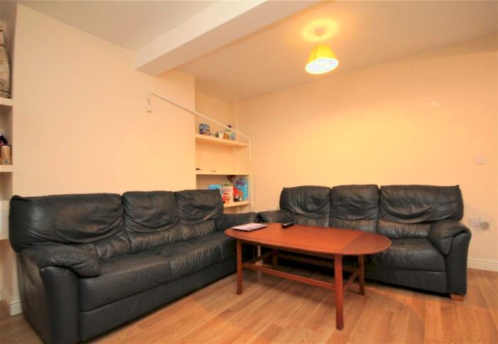 5 Bedroom Semi-Detached House To Rent In Aldershot Road, Guildford, GU2