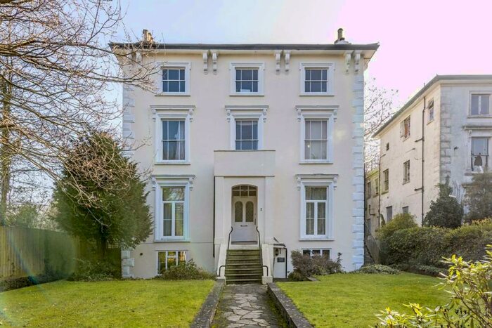 2 Bedroom Flat To Rent In Oak Hill, Surbiton, KT6