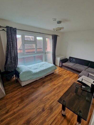 2 Bedroom Flat To Rent In Swift Close, Hayes, UB3