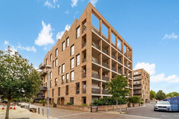 3 Bedroom Flat For Sale In Isambard Court, Paddlers Avenue, TW8